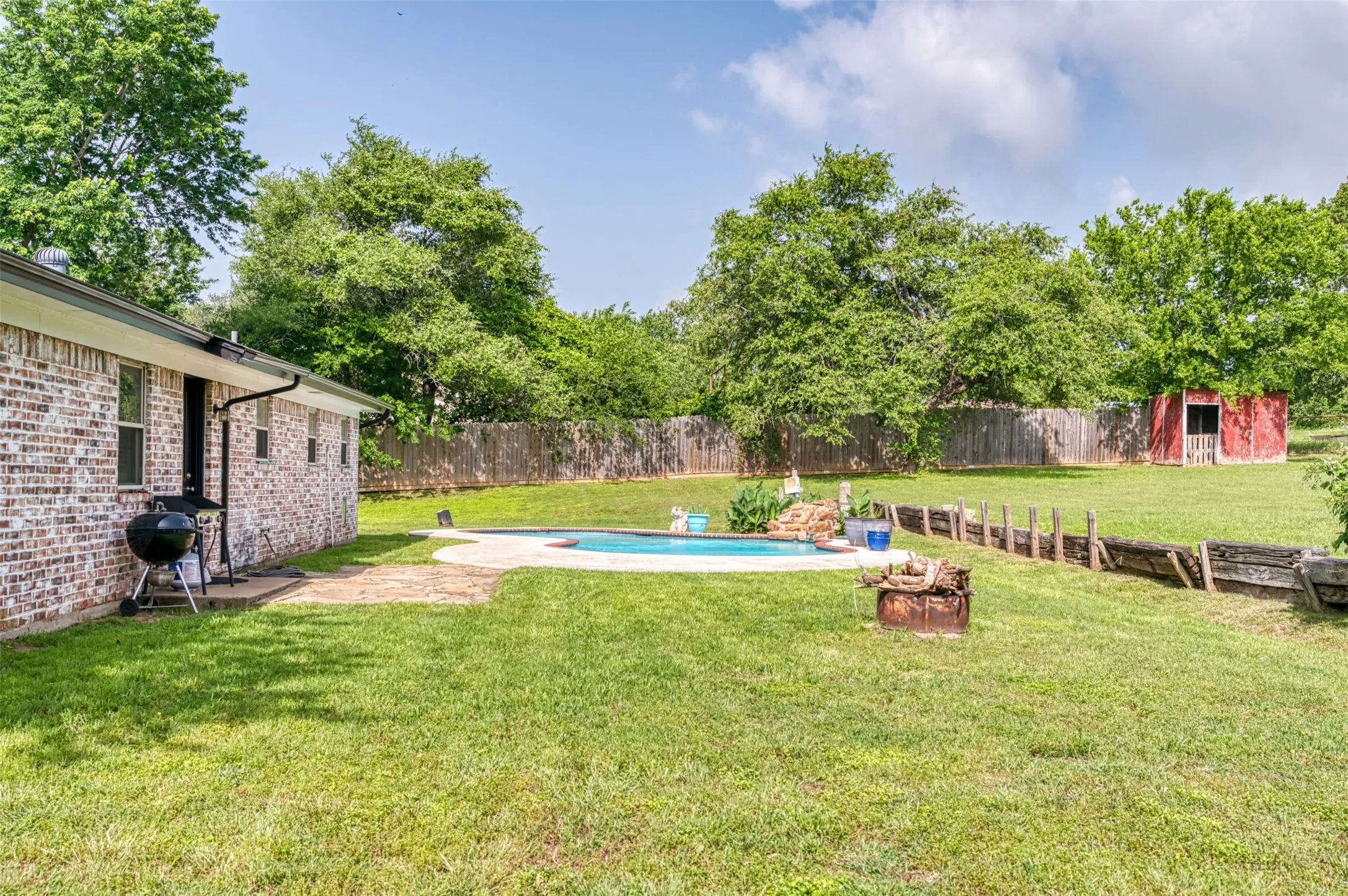 Single Family Residence For Sale in Parker County , 2268 Tanglewood Street, Weatherford, Texas 76085, 4 Bedroom, 2 Bathroom, 2 Garage spaces, 1,913 Sqft, built in 1979, mls#21240329, Real Estate Agent in Weatherford, Homes For Sale in Parker county, Homes For Sale in Weatherford, Realtor in Weatherford Texas, Real Estate Brokerage Independent Realty Texas, Luminita Cordes Realtor