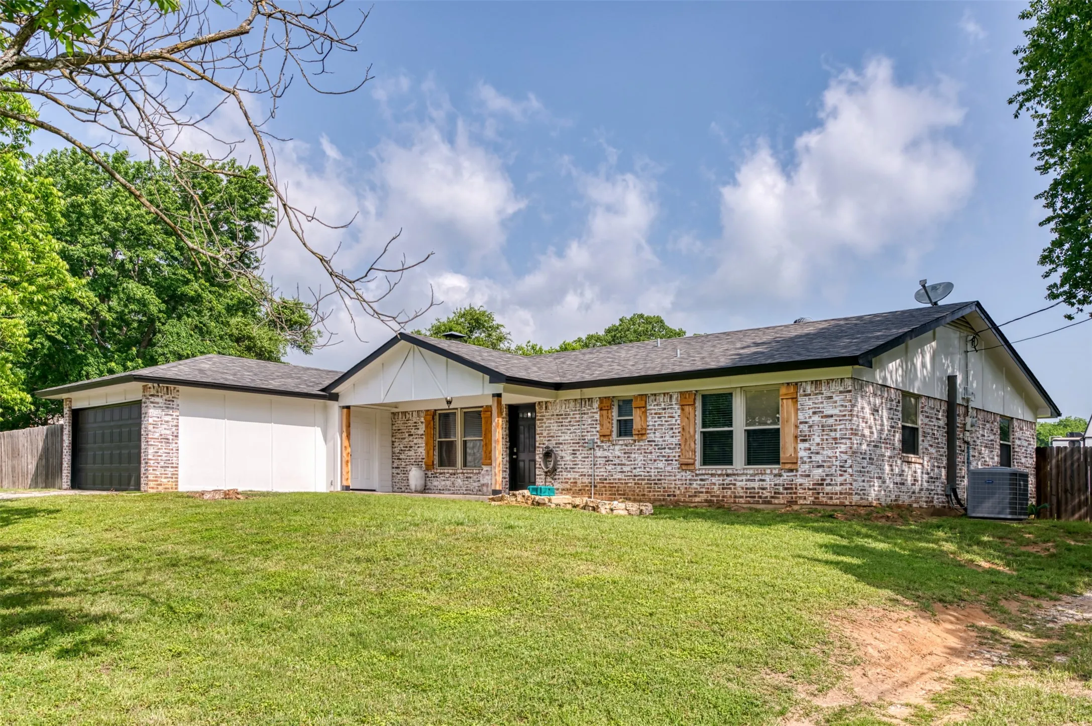 Single Family Residence For Sale in Parker County , 2268 Tanglewood Street, Weatherford, Texas 76085, 4 Bedroom, 2 Bathroom, 2 Garage spaces, 1,913 Sqft, built in 1979, mls#21240329, Real Estate Agent in Weatherford, Homes For Sale in Parker county, Homes For Sale in Weatherford, Realtor in Weatherford Texas, Real Estate Brokerage Independent Realty Texas, Luminita Cordes Realtor