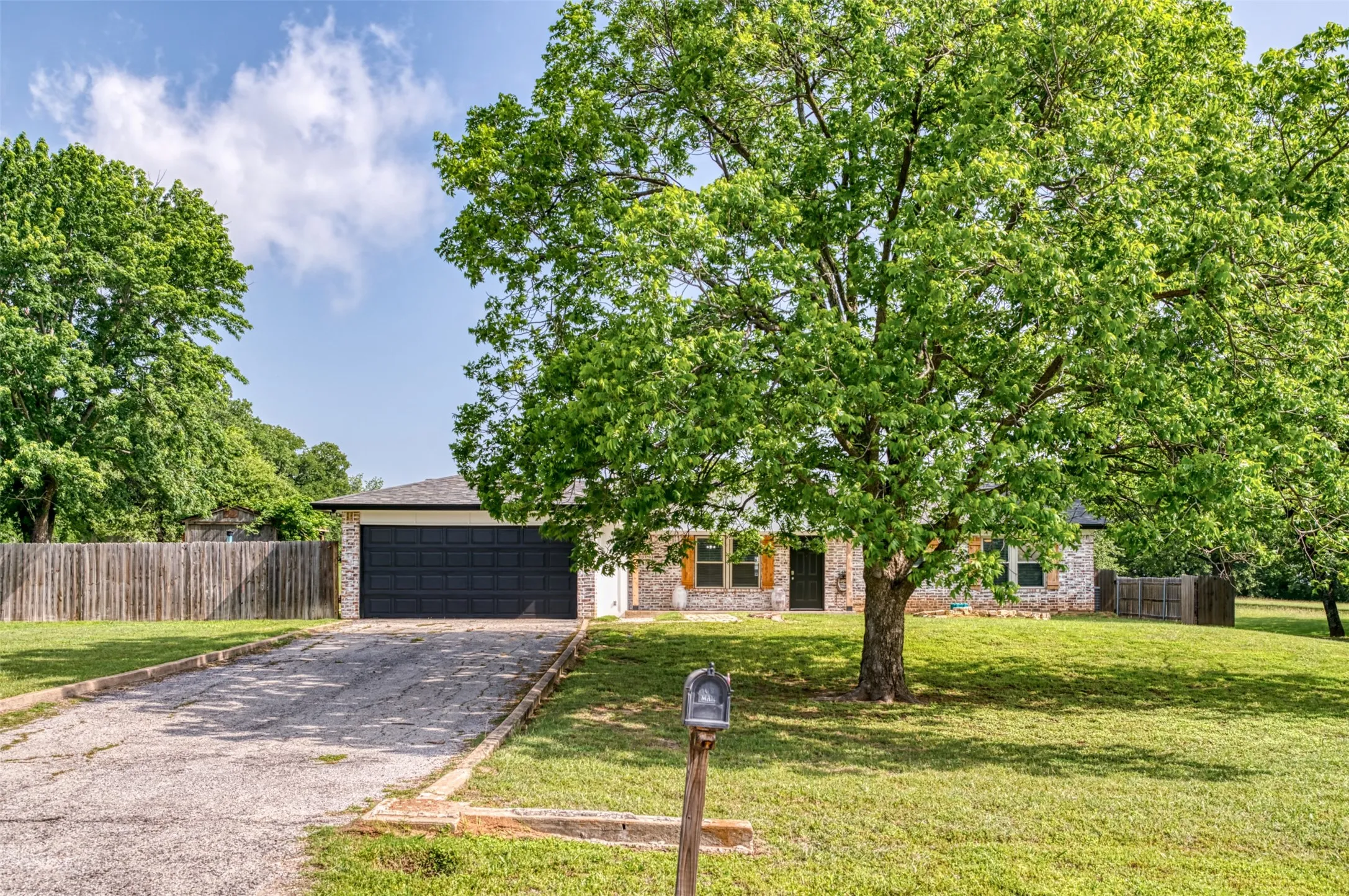 Single Family Residence For Sale in Parker County , 2268 Tanglewood Street, Weatherford, Texas 76085, 4 Bedroom, 2 Bathroom, 2 Garage spaces, 1,913 Sqft, built in 1979, mls#21240329, Real Estate Agent in Weatherford, Homes For Sale in Parker county, Homes For Sale in Weatherford, Realtor in Weatherford Texas, Real Estate Brokerage Independent Realty Texas, Luminita Cordes Realtor