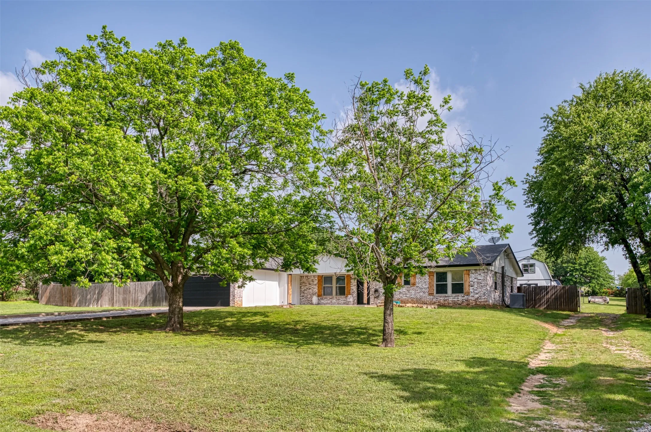 Single Family Residence For Sale in Parker County , 2268 Tanglewood Street, Weatherford, Texas 76085, 4 Bedroom, 2 Bathroom, 2 Garage spaces, 1,913 Sqft, built in 1979, mls#21240329, Real Estate Agent in Weatherford, Homes For Sale in Parker county, Homes For Sale in Weatherford, Realtor in Weatherford Texas, Real Estate Brokerage Independent Realty Texas, Luminita Cordes Realtor