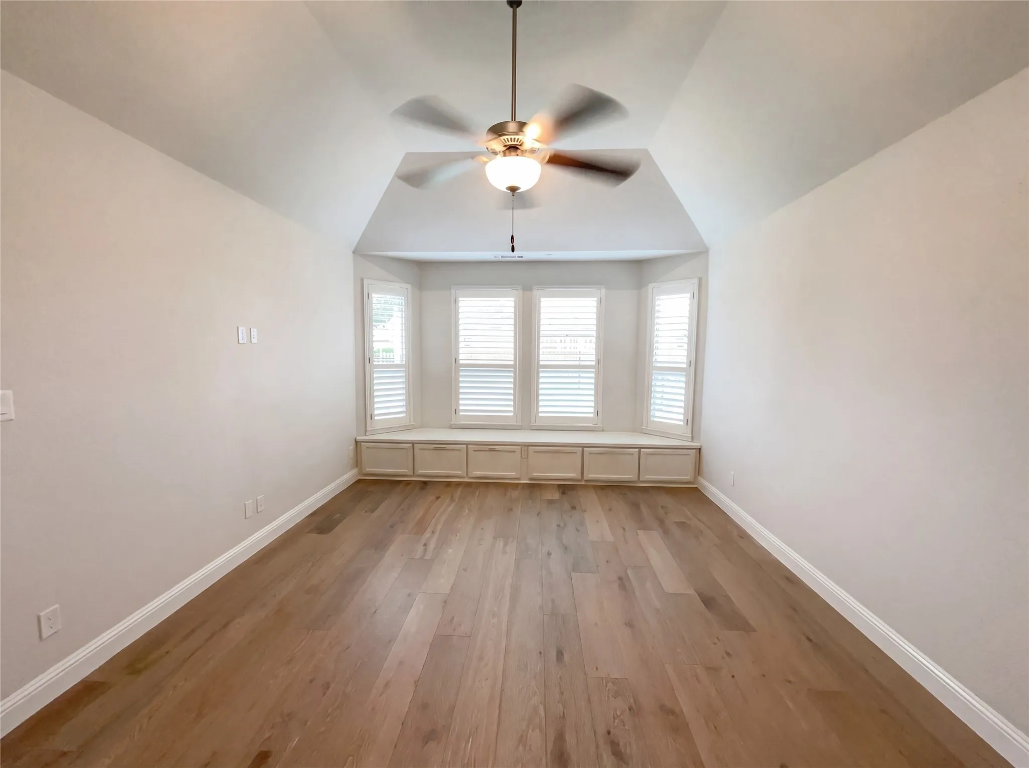 Single Family Residence For Sale in Denton County , 2712 Waterford, The Colony, Texas 75056, 3 Bedroom, 3 Bathroom, 2 Garage spaces, 2,376 Sqft, built in 2017, Preowned, mls#21252130, Real Estate Agent in The Colony, Homes For Sale in Denton county, Homes For Sale in The Colony, Realtor in The Colony Texas, Real Estate Brokerage Independent Realty Texas, Luminita Cordes Realtor
