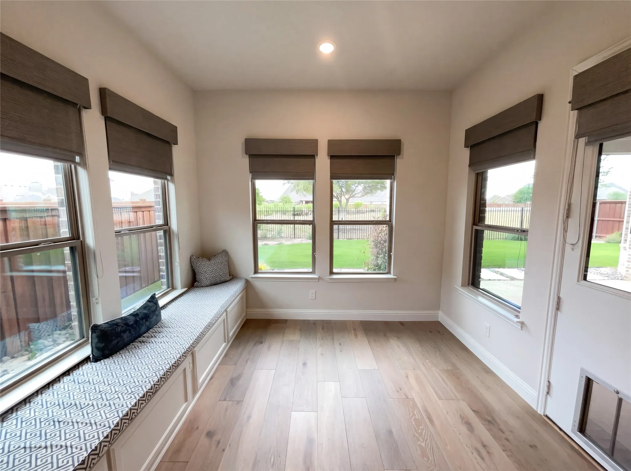 Single Family Residence For Sale in Denton County , 2712 Waterford, The Colony, Texas 75056, 3 Bedroom, 3 Bathroom, 2 Garage spaces, 2,376 Sqft, built in 2017, Preowned, mls#21252130, Real Estate Agent in The Colony, Homes For Sale in Denton county, Homes For Sale in The Colony, Realtor in The Colony Texas, Real Estate Brokerage Independent Realty Texas, Luminita Cordes Realtor