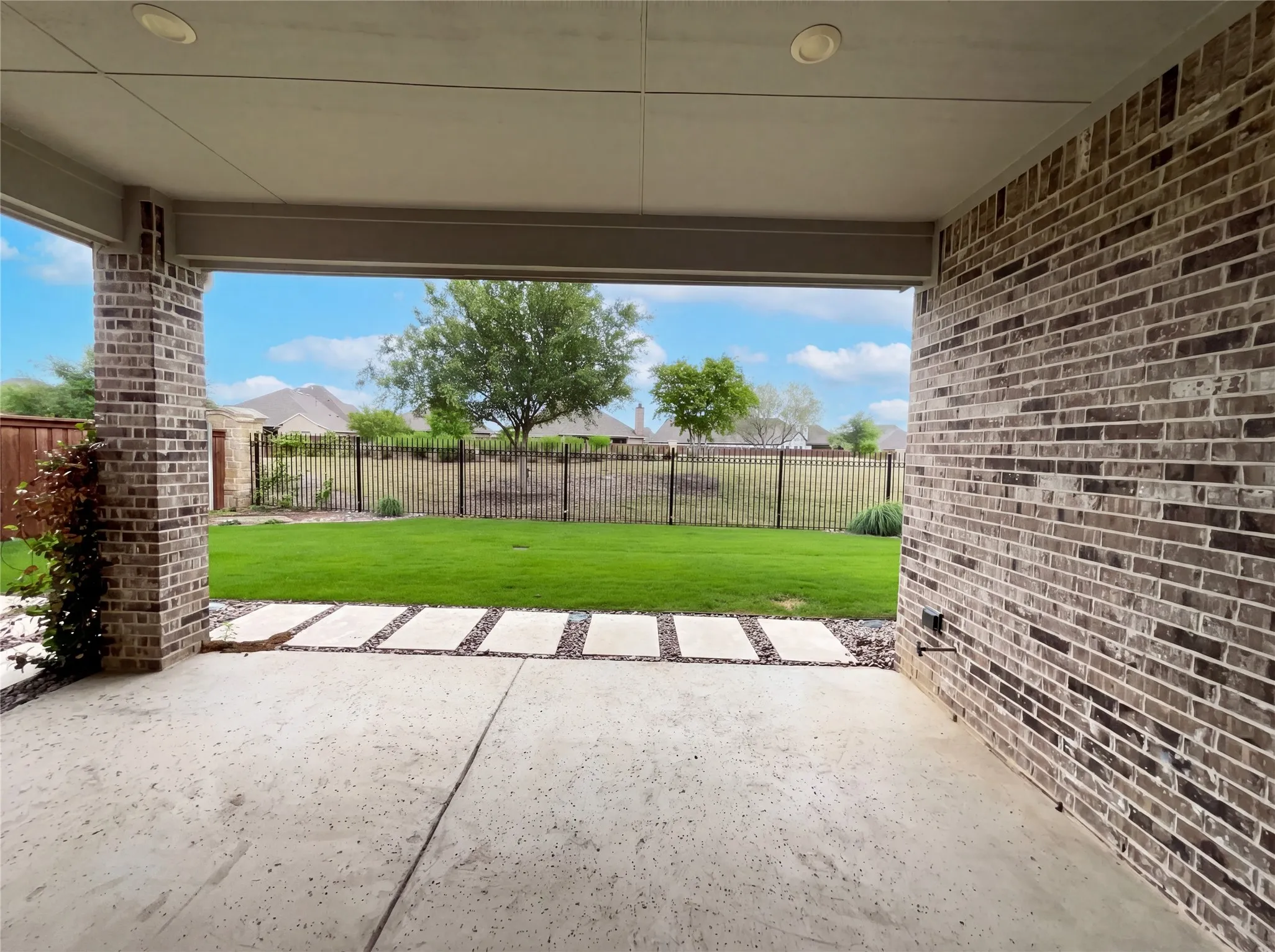 Single Family Residence For Sale in Denton County , 2712 Waterford, The Colony, Texas 75056, 3 Bedroom, 3 Bathroom, 2 Garage spaces, 2,376 Sqft, built in 2017, Preowned, mls#21252130, Real Estate Agent in The Colony, Homes For Sale in Denton county, Homes For Sale in The Colony, Realtor in The Colony Texas, Real Estate Brokerage Independent Realty Texas, Luminita Cordes Realtor