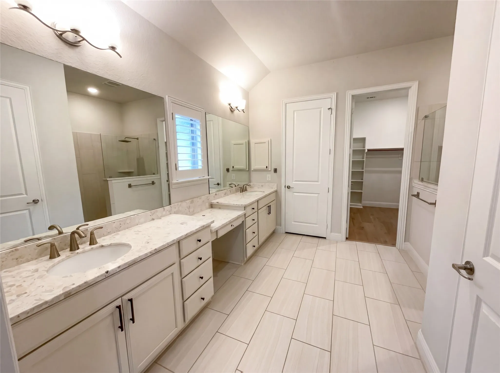 Single Family Residence For Sale in Denton County , 2712 Waterford, The Colony, Texas 75056, 3 Bedroom, 3 Bathroom, 2 Garage spaces, 2,376 Sqft, built in 2017, Preowned, mls#21252130, Real Estate Agent in The Colony, Homes For Sale in Denton county, Homes For Sale in The Colony, Realtor in The Colony Texas, Real Estate Brokerage Independent Realty Texas, Luminita Cordes Realtor