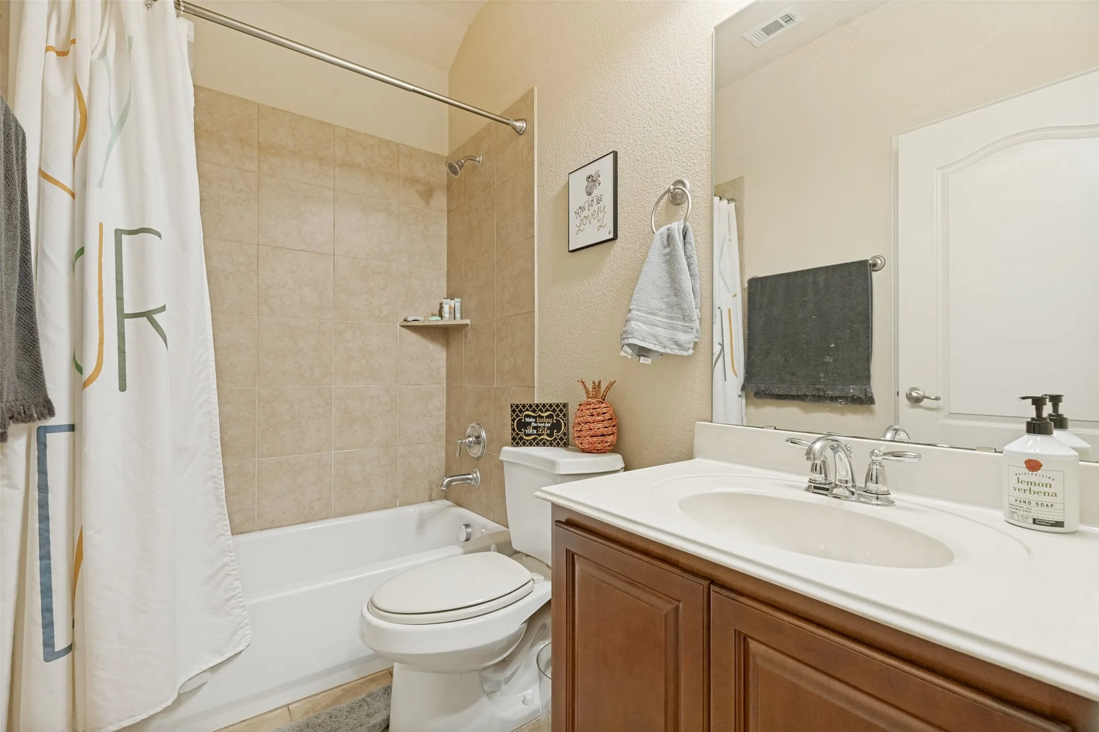 Single Family Residence For Sale in Denton County , 1547 Barksdale Drive, Lewisville, Texas 75077, 3 Bedroom, 3 Bathroom, 2 Garage spaces, 2,386 Sqft, built in 2008, Preowned, mls#21251050, Real Estate Agent in Lewisville, Homes For Sale in Denton county, Homes For Sale in Lewisville, Realtor in Lewisville Texas, Real Estate Brokerage Independent Realty Texas, Luminita Cordes Realtor