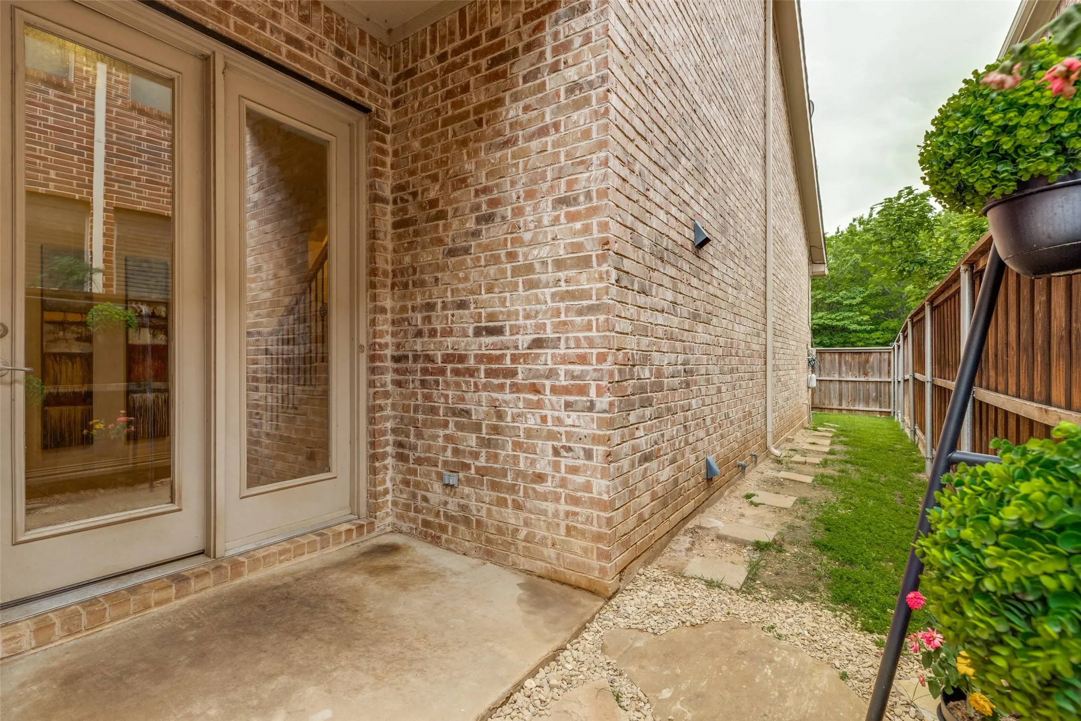 Single Family Residence For Sale in Denton County , 1547 Barksdale Drive, Lewisville, Texas 75077, 3 Bedroom, 3 Bathroom, 2 Garage spaces, 2,386 Sqft, built in 2008, Preowned, mls#21251050, Real Estate Agent in Lewisville, Homes For Sale in Denton county, Homes For Sale in Lewisville, Realtor in Lewisville Texas, Real Estate Brokerage Independent Realty Texas, Luminita Cordes Realtor