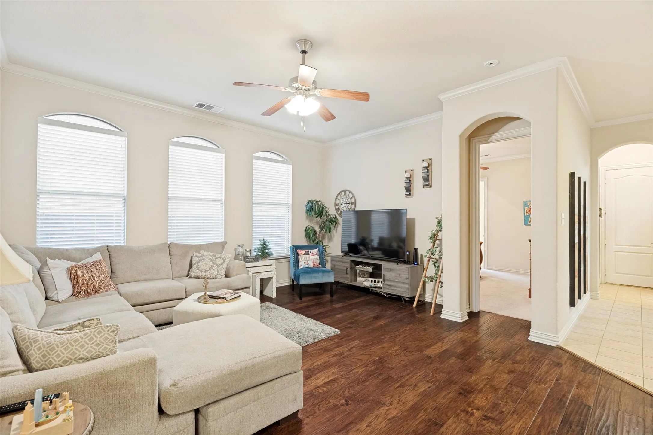 Single Family Residence For Sale in Denton County , 1547 Barksdale Drive, Lewisville, Texas 75077, 3 Bedroom, 3 Bathroom, 2 Garage spaces, 2,386 Sqft, built in 2008, Preowned, mls#21251050, Real Estate Agent in Lewisville, Homes For Sale in Denton county, Homes For Sale in Lewisville, Realtor in Lewisville Texas, Real Estate Brokerage Independent Realty Texas, Luminita Cordes Realtor