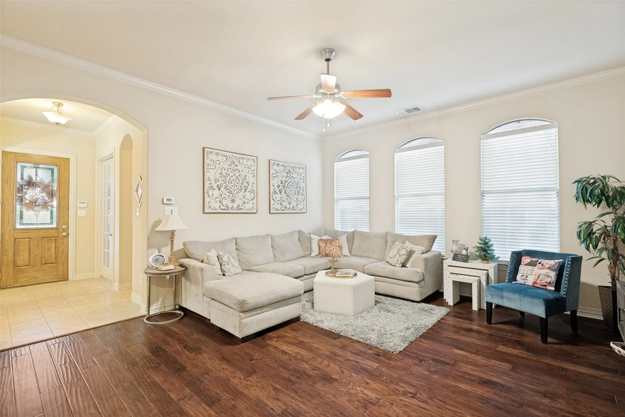 Single Family Residence For Sale in Denton County , 1547 Barksdale Drive, Lewisville, Texas 75077, 3 Bedroom, 3 Bathroom, 2 Garage spaces, 2,386 Sqft, built in 2008, Preowned, mls#21251050, Real Estate Agent in Lewisville, Homes For Sale in Denton county, Homes For Sale in Lewisville, Realtor in Lewisville Texas, Real Estate Brokerage Independent Realty Texas, Luminita Cordes Realtor