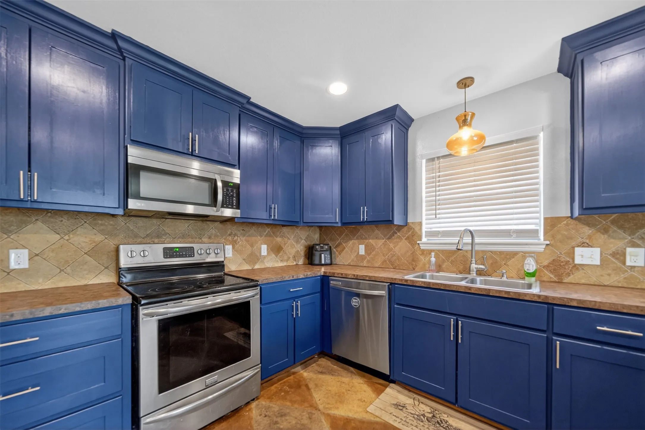 Single Family Residence For Sale in Smith County , 11673 Lanes End Drive, Flint, Texas 75762, 3 Bedroom, 2 Bathroom, 2 Garage spaces, 1,682 Sqft, built in 2009, Preowned, mls#21252735, Real Estate Agent in Flint, Homes For Sale in Smith county, Homes For Sale in Flint, Realtor in Flint Texas, Real Estate Brokerage Independent Realty Texas, Luminita Cordes Realtor
