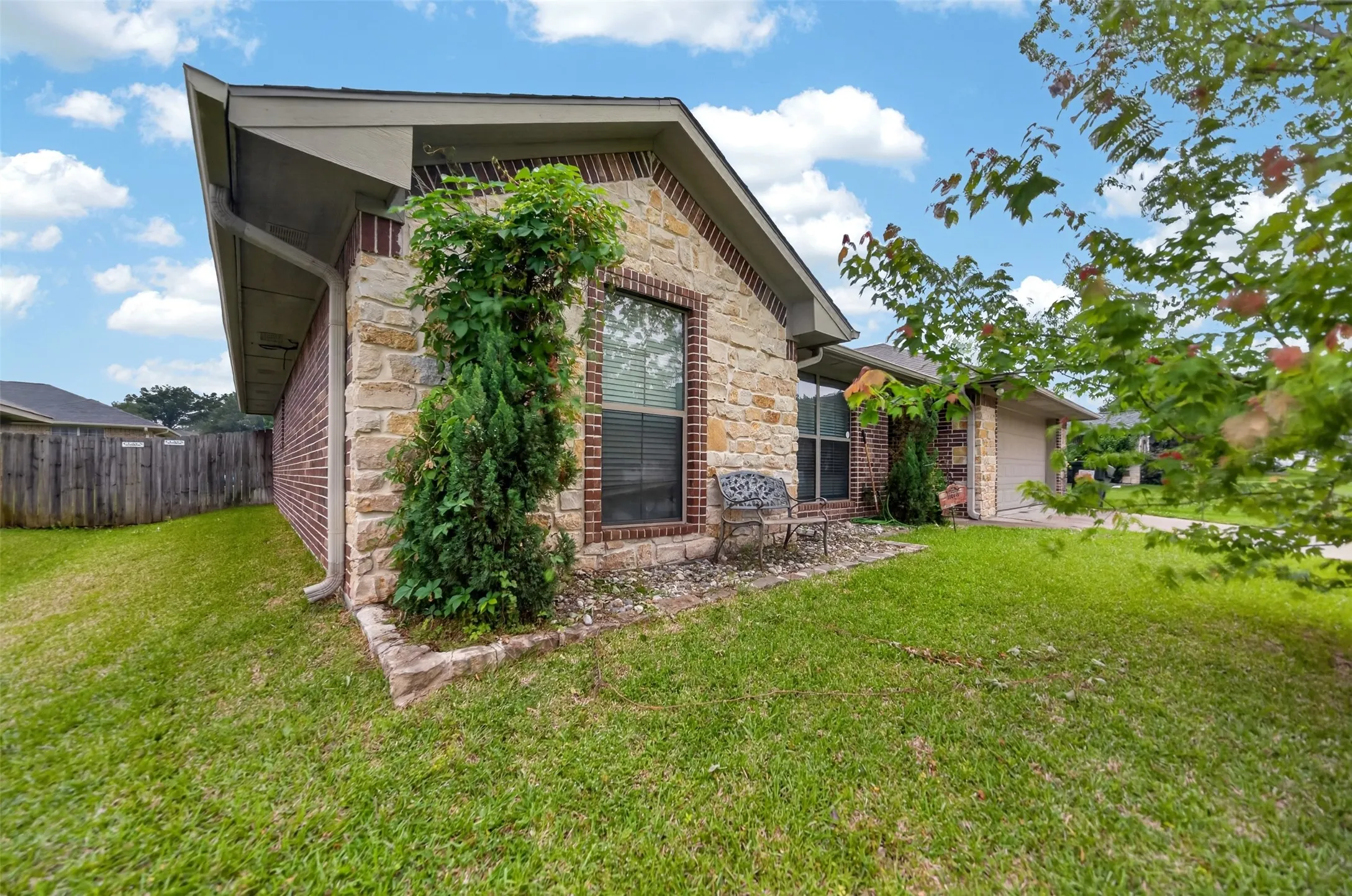 Single Family Residence For Sale in Smith County , 11673 Lanes End Drive, Flint, Texas 75762, 3 Bedroom, 2 Bathroom, 2 Garage spaces, 1,682 Sqft, built in 2009, Preowned, mls#21252735, Real Estate Agent in Flint, Homes For Sale in Smith county, Homes For Sale in Flint, Realtor in Flint Texas, Real Estate Brokerage Independent Realty Texas, Luminita Cordes Realtor