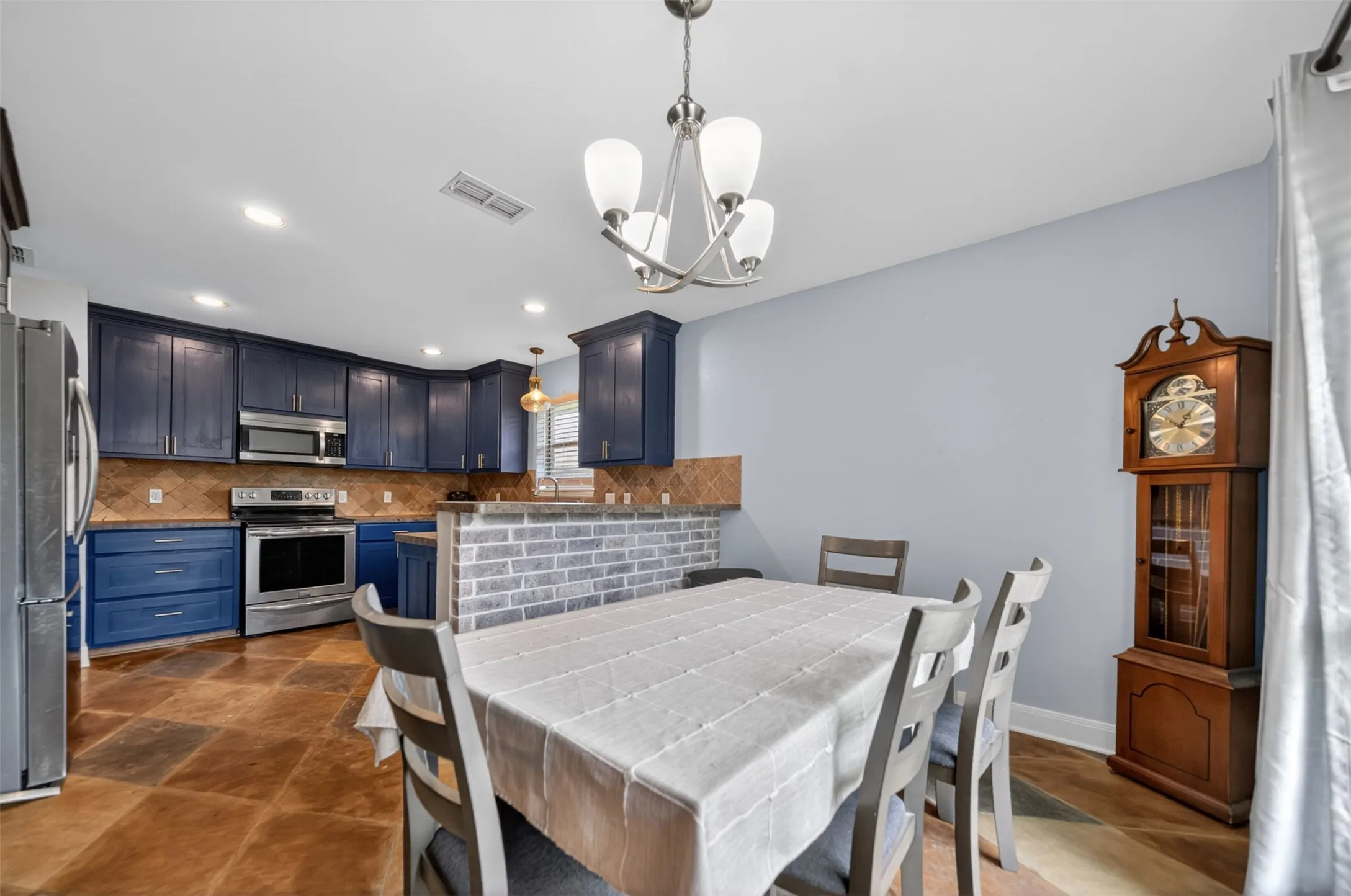Single Family Residence For Sale in Smith County , 11673 Lanes End Drive, Flint, Texas 75762, 3 Bedroom, 2 Bathroom, 2 Garage spaces, 1,682 Sqft, built in 2009, Preowned, mls#21252735, Real Estate Agent in Flint, Homes For Sale in Smith county, Homes For Sale in Flint, Realtor in Flint Texas, Real Estate Brokerage Independent Realty Texas, Luminita Cordes Realtor