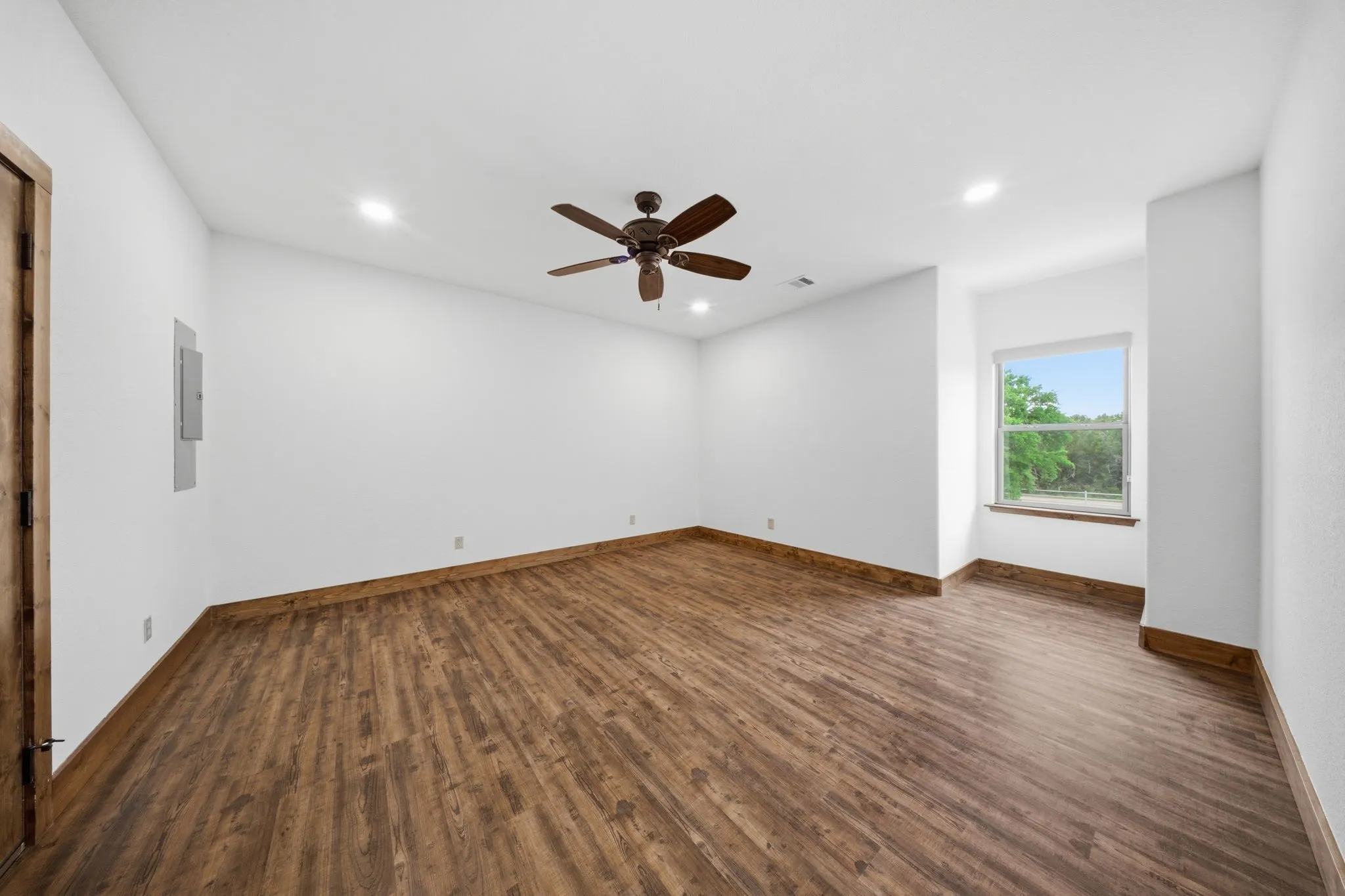 Farm For Sale in Bosque County , 1632 County Road 4125, Iredell, Texas 76649, 3 Bedroom, 3 Bathroom, 4 Garage spaces, 2,496 Sqft, built in 2017, Preowned, mls#21243921, Real Estate Agent in Iredell, Homes For Sale in Bosque county, Homes For Sale in Iredell, Realtor in Iredell Texas, Real Estate Brokerage Independent Realty Texas, Luminita Cordes Realtor