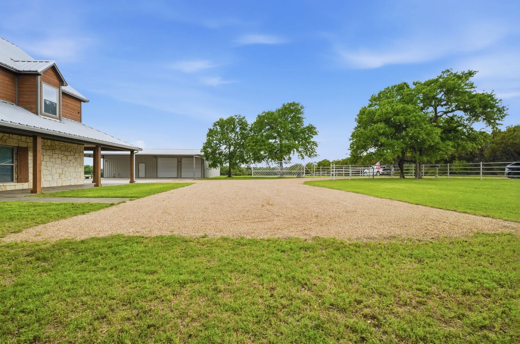 Farm For Sale in Bosque County , 1632 County Road 4125, Iredell, Texas 76649, 3 Bedroom, 3 Bathroom, 4 Garage spaces, 2,496 Sqft, built in 2017, Preowned, mls#21243921, Real Estate Agent in Iredell, Homes For Sale in Bosque county, Homes For Sale in Iredell, Realtor in Iredell Texas, Real Estate Brokerage Independent Realty Texas, Luminita Cordes Realtor