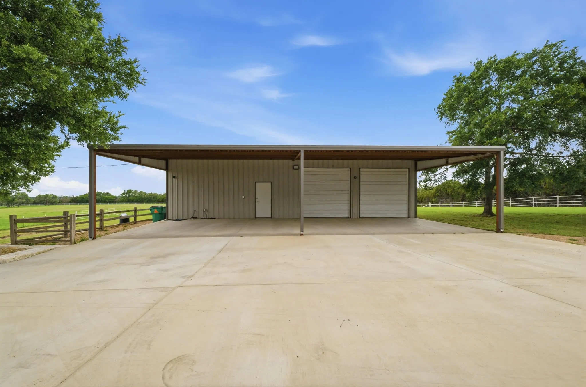 Farm For Sale in Bosque County , 1632 County Road 4125, Iredell, Texas 76649, 3 Bedroom, 3 Bathroom, 4 Garage spaces, 2,496 Sqft, built in 2017, Preowned, mls#21243921, Real Estate Agent in Iredell, Homes For Sale in Bosque county, Homes For Sale in Iredell, Realtor in Iredell Texas, Real Estate Brokerage Independent Realty Texas, Luminita Cordes Realtor