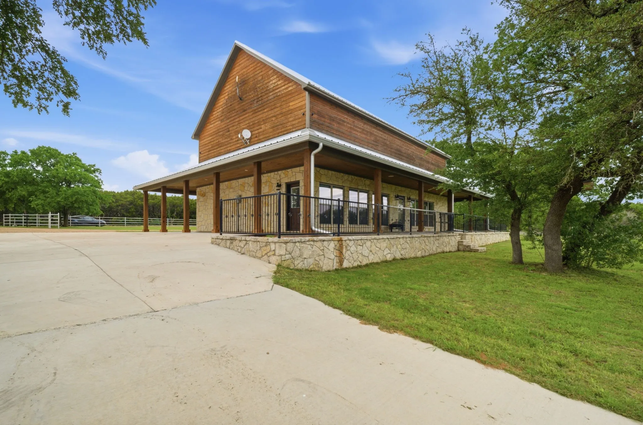 Farm For Sale in Bosque County , 1632 County Road 4125, Iredell, Texas 76649, 3 Bedroom, 3 Bathroom, 4 Garage spaces, 2,496 Sqft, built in 2017, Preowned, mls#21243921, Real Estate Agent in Iredell, Homes For Sale in Bosque county, Homes For Sale in Iredell, Realtor in Iredell Texas, Real Estate Brokerage Independent Realty Texas, Luminita Cordes Realtor