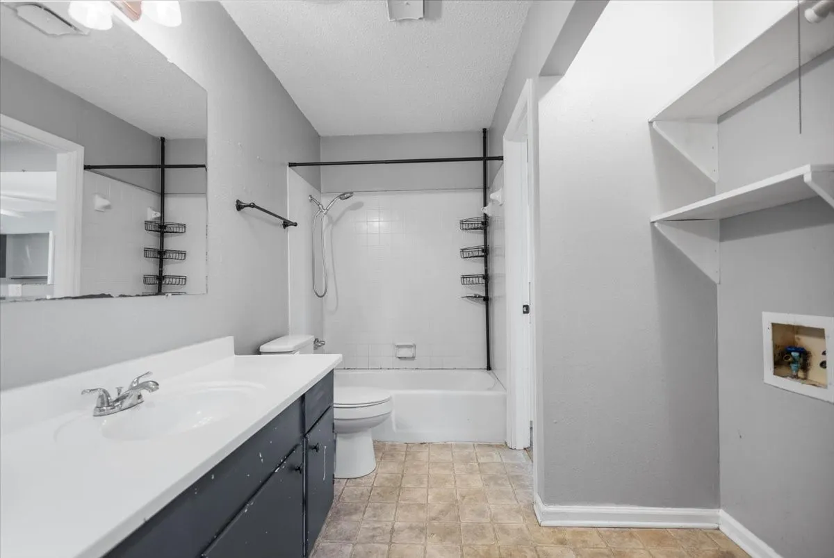 Single Family Residence For Sale in Smith County , 407 York Street, Lindale, Texas 75771, 4 Bedroom, 2 Bathroom, Garage spaces, 1,425 Sqft, built in 1972, mls#21252804, Real Estate Agent in Lindale, Homes For Sale in Smith county, Homes For Sale in Lindale, Realtor in Lindale Texas, Real Estate Brokerage Independent Realty Texas, Luminita Cordes Realtor