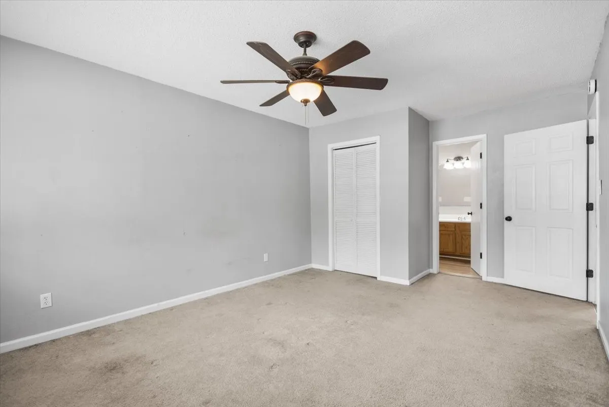 Single Family Residence For Sale in Smith County , 407 York Street, Lindale, Texas 75771, 4 Bedroom, 2 Bathroom, Garage spaces, 1,425 Sqft, built in 1972, mls#21252804, Real Estate Agent in Lindale, Homes For Sale in Smith county, Homes For Sale in Lindale, Realtor in Lindale Texas, Real Estate Brokerage Independent Realty Texas, Luminita Cordes Realtor