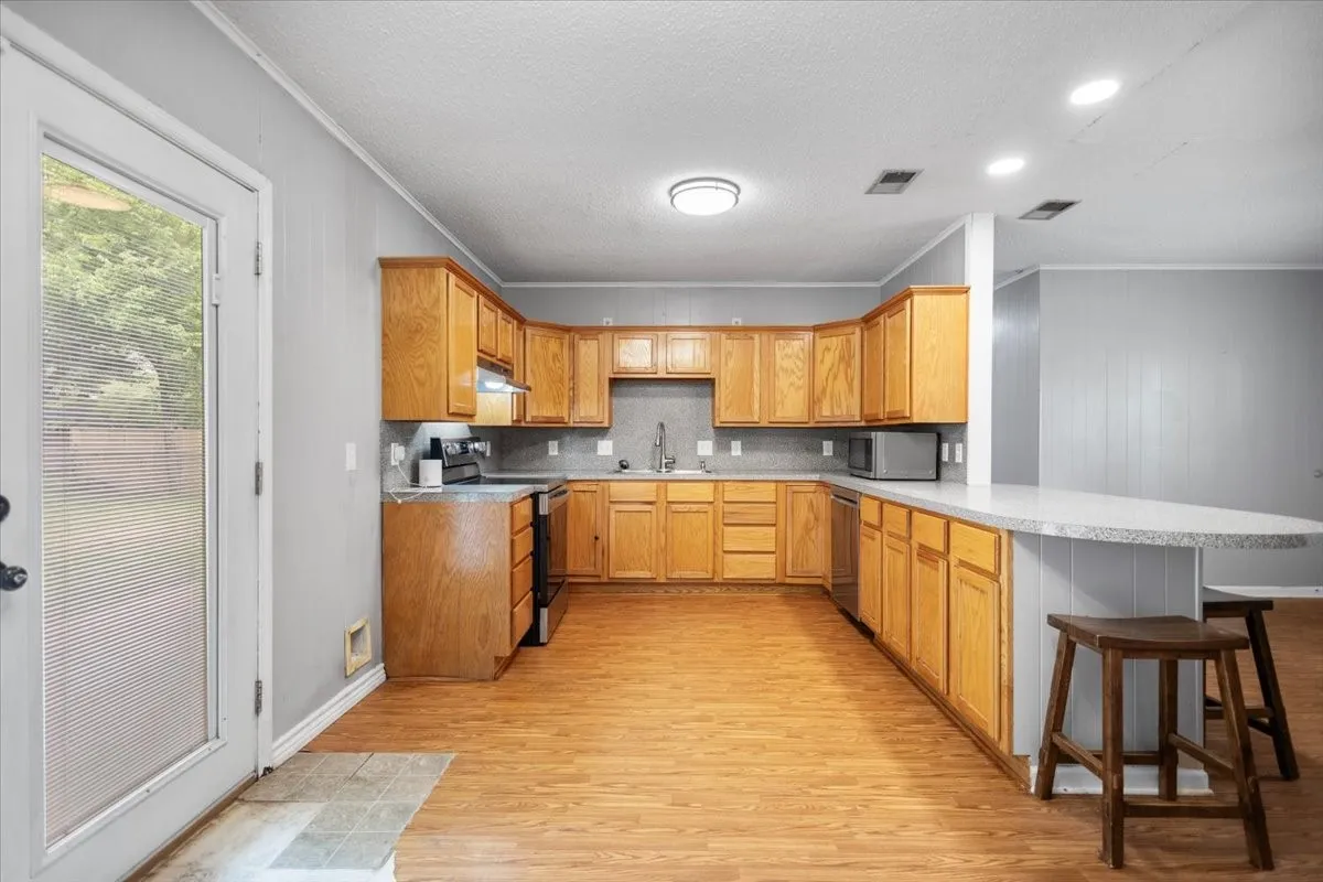 Single Family Residence For Sale in Smith County , 407 York Street, Lindale, Texas 75771, 4 Bedroom, 2 Bathroom, Garage spaces, 1,425 Sqft, built in 1972, mls#21252804, Real Estate Agent in Lindale, Homes For Sale in Smith county, Homes For Sale in Lindale, Realtor in Lindale Texas, Real Estate Brokerage Independent Realty Texas, Luminita Cordes Realtor