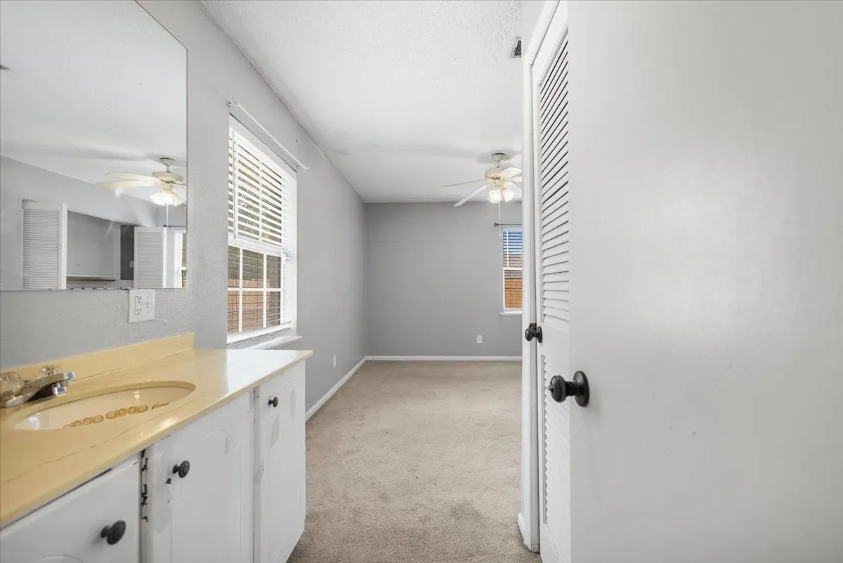 Single Family Residence For Sale in Smith County , 407 York Street, Lindale, Texas 75771, 4 Bedroom, 2 Bathroom, Garage spaces, 1,425 Sqft, built in 1972, mls#21252804, Real Estate Agent in Lindale, Homes For Sale in Smith county, Homes For Sale in Lindale, Realtor in Lindale Texas, Real Estate Brokerage Independent Realty Texas, Luminita Cordes Realtor