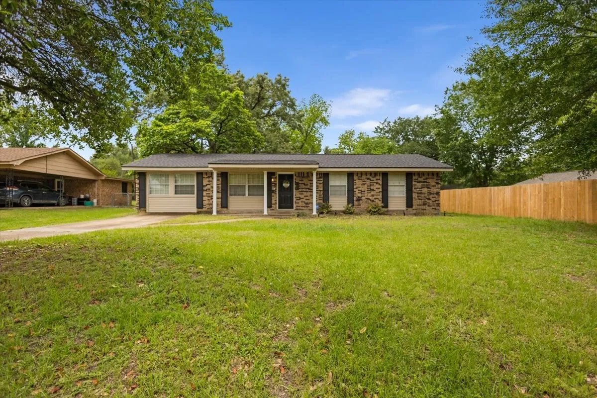 Single Family Residence For Sale in Smith County , 407 York Street, Lindale, Texas 75771, 4 Bedroom, 2 Bathroom, Garage spaces, 1,425 Sqft, built in 1972, mls#21252804, Real Estate Agent in Lindale, Homes For Sale in Smith county, Homes For Sale in Lindale, Realtor in Lindale Texas, Real Estate Brokerage Independent Realty Texas, Luminita Cordes Realtor