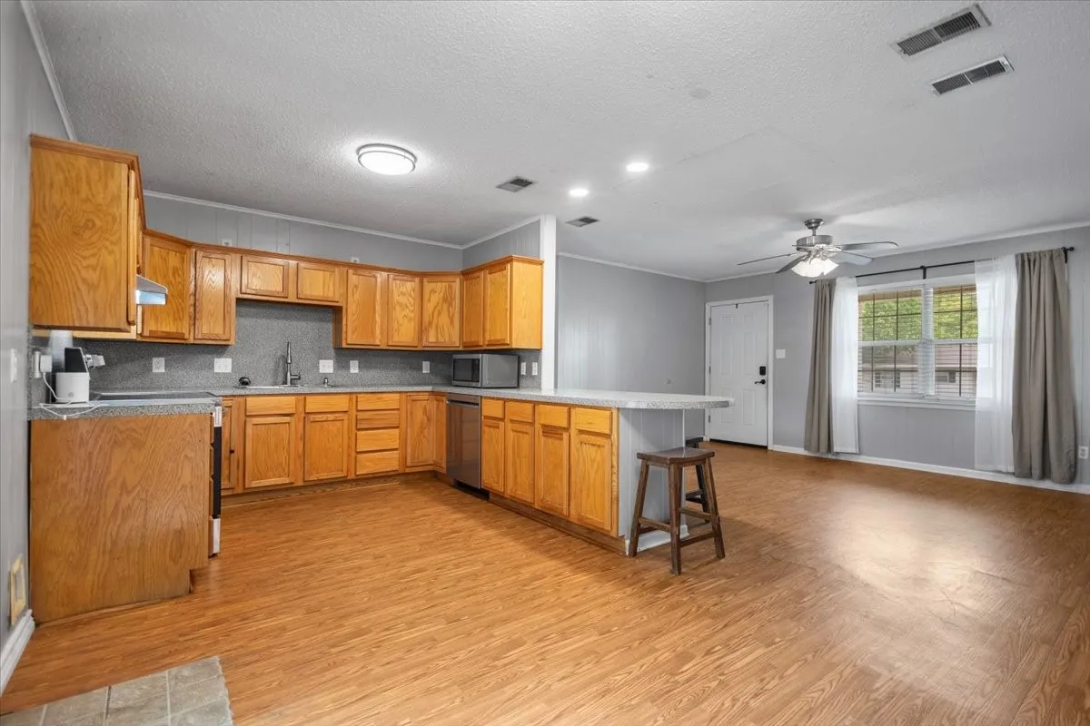 Single Family Residence For Sale in Smith County , 407 York Street, Lindale, Texas 75771, 4 Bedroom, 2 Bathroom, Garage spaces, 1,425 Sqft, built in 1972, mls#21252804, Real Estate Agent in Lindale, Homes For Sale in Smith county, Homes For Sale in Lindale, Realtor in Lindale Texas, Real Estate Brokerage Independent Realty Texas, Luminita Cordes Realtor