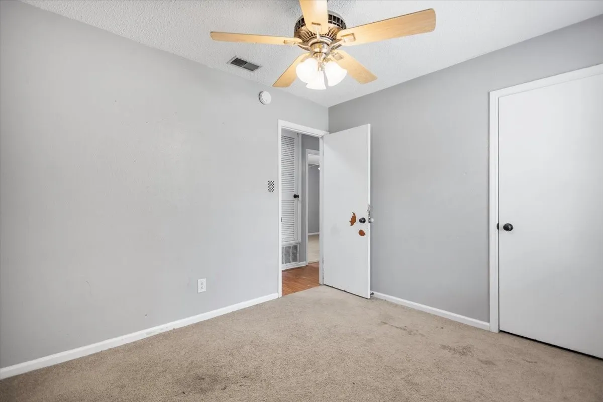 Single Family Residence For Sale in Smith County , 407 York Street, Lindale, Texas 75771, 4 Bedroom, 2 Bathroom, Garage spaces, 1,425 Sqft, built in 1972, mls#21252804, Real Estate Agent in Lindale, Homes For Sale in Smith county, Homes For Sale in Lindale, Realtor in Lindale Texas, Real Estate Brokerage Independent Realty Texas, Luminita Cordes Realtor