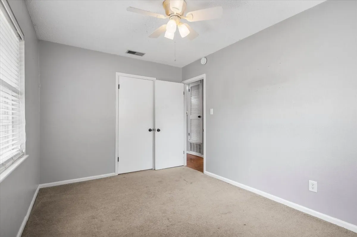 Single Family Residence For Sale in Smith County , 407 York Street, Lindale, Texas 75771, 4 Bedroom, 2 Bathroom, Garage spaces, 1,425 Sqft, built in 1972, mls#21252804, Real Estate Agent in Lindale, Homes For Sale in Smith county, Homes For Sale in Lindale, Realtor in Lindale Texas, Real Estate Brokerage Independent Realty Texas, Luminita Cordes Realtor