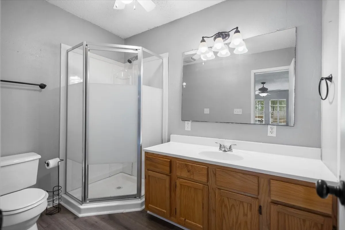 Single Family Residence For Sale in Smith County , 407 York Street, Lindale, Texas 75771, 4 Bedroom, 2 Bathroom, Garage spaces, 1,425 Sqft, built in 1972, mls#21252804, Real Estate Agent in Lindale, Homes For Sale in Smith county, Homes For Sale in Lindale, Realtor in Lindale Texas, Real Estate Brokerage Independent Realty Texas, Luminita Cordes Realtor