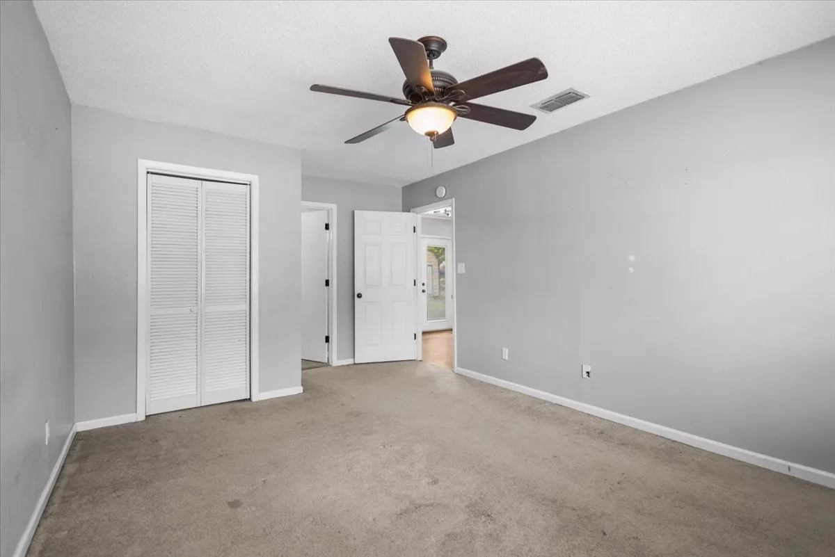 Single Family Residence For Sale in Smith County , 407 York Street, Lindale, Texas 75771, 4 Bedroom, 2 Bathroom, Garage spaces, 1,425 Sqft, built in 1972, mls#21252804, Real Estate Agent in Lindale, Homes For Sale in Smith county, Homes For Sale in Lindale, Realtor in Lindale Texas, Real Estate Brokerage Independent Realty Texas, Luminita Cordes Realtor