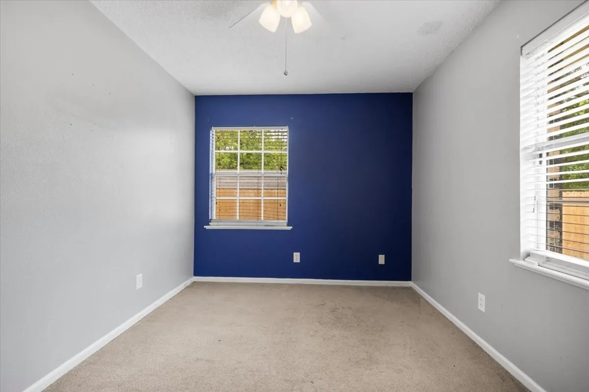 Single Family Residence For Sale in Smith County , 407 York Street, Lindale, Texas 75771, 4 Bedroom, 2 Bathroom, Garage spaces, 1,425 Sqft, built in 1972, mls#21252804, Real Estate Agent in Lindale, Homes For Sale in Smith county, Homes For Sale in Lindale, Realtor in Lindale Texas, Real Estate Brokerage Independent Realty Texas, Luminita Cordes Realtor