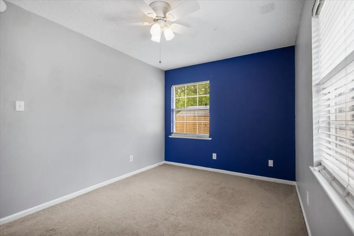 Single Family Residence For Sale in Smith County , 407 York Street, Lindale, Texas 75771, 4 Bedroom, 2 Bathroom, Garage spaces, 1,425 Sqft, built in 1972, mls#21252804, Real Estate Agent in Lindale, Homes For Sale in Smith county, Homes For Sale in Lindale, Realtor in Lindale Texas, Real Estate Brokerage Independent Realty Texas, Luminita Cordes Realtor