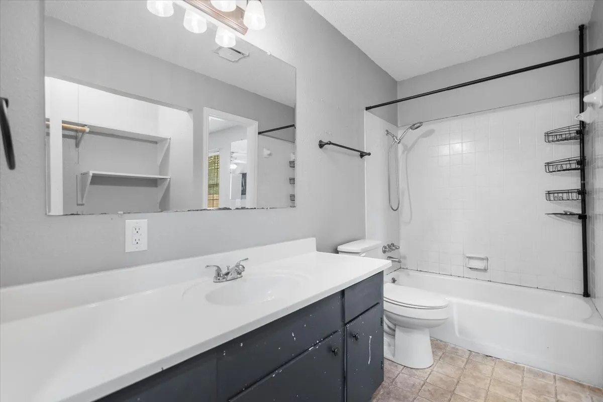 Single Family Residence For Sale in Smith County , 407 York Street, Lindale, Texas 75771, 4 Bedroom, 2 Bathroom, Garage spaces, 1,425 Sqft, built in 1972, mls#21252804, Real Estate Agent in Lindale, Homes For Sale in Smith county, Homes For Sale in Lindale, Realtor in Lindale Texas, Real Estate Brokerage Independent Realty Texas, Luminita Cordes Realtor