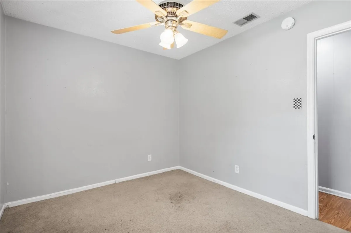 Single Family Residence For Sale in Smith County , 407 York Street, Lindale, Texas 75771, 4 Bedroom, 2 Bathroom, Garage spaces, 1,425 Sqft, built in 1972, mls#21252804, Real Estate Agent in Lindale, Homes For Sale in Smith county, Homes For Sale in Lindale, Realtor in Lindale Texas, Real Estate Brokerage Independent Realty Texas, Luminita Cordes Realtor