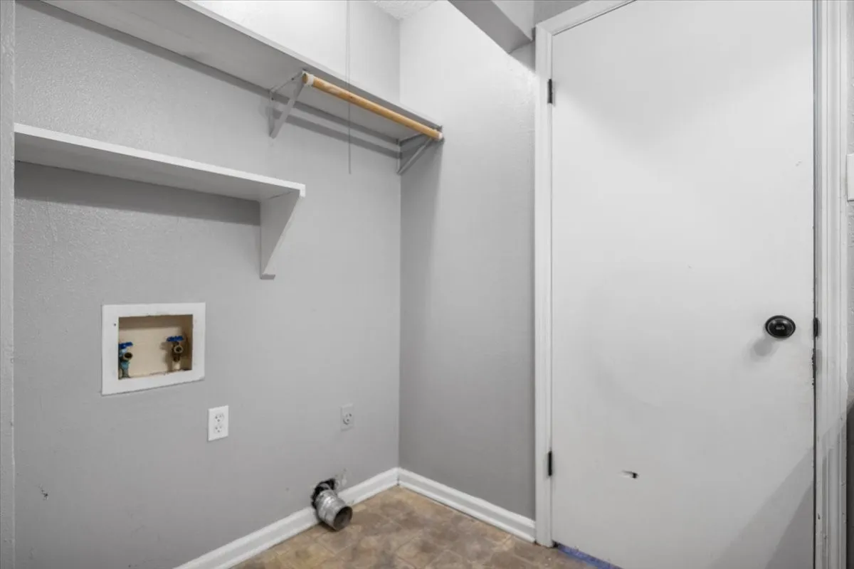 Single Family Residence For Sale in Smith County , 407 York Street, Lindale, Texas 75771, 4 Bedroom, 2 Bathroom, Garage spaces, 1,425 Sqft, built in 1972, mls#21252804, Real Estate Agent in Lindale, Homes For Sale in Smith county, Homes For Sale in Lindale, Realtor in Lindale Texas, Real Estate Brokerage Independent Realty Texas, Luminita Cordes Realtor