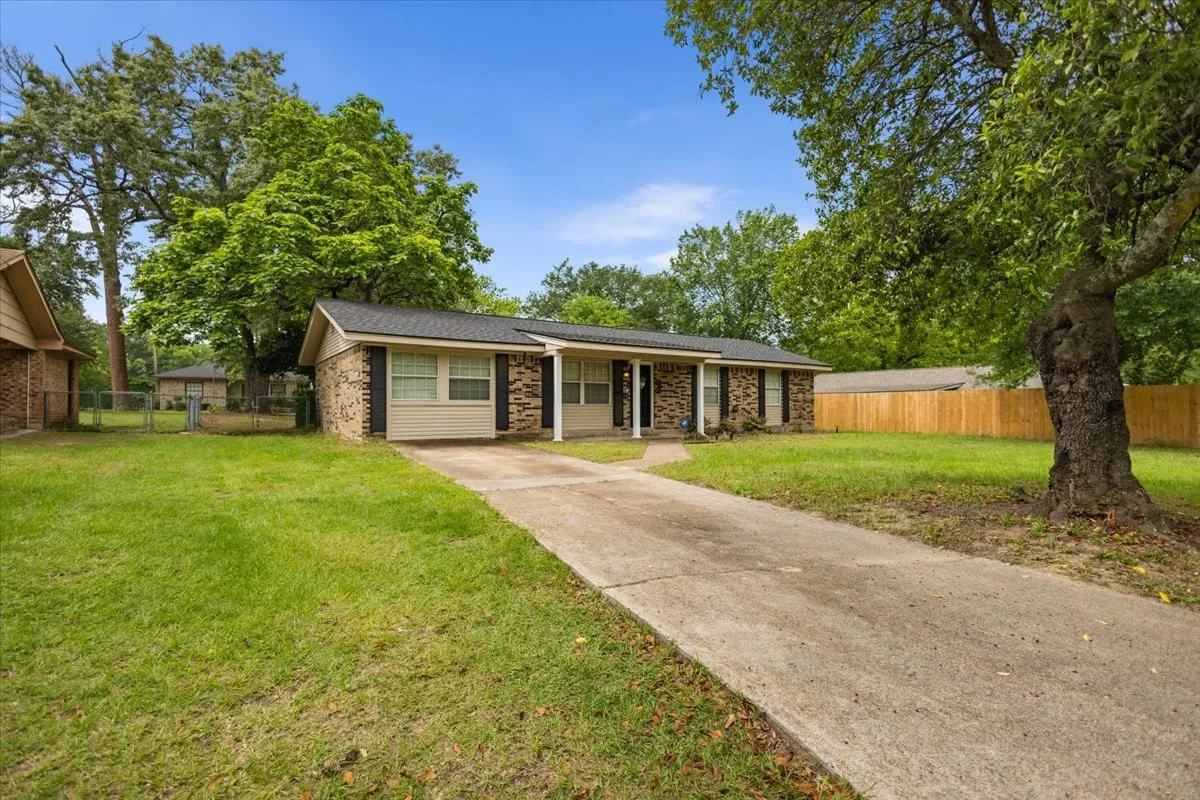 Single Family Residence For Sale in Smith County , 407 York Street, Lindale, Texas 75771, 4 Bedroom, 2 Bathroom, Garage spaces, 1,425 Sqft, built in 1972, mls#21252804, Real Estate Agent in Lindale, Homes For Sale in Smith county, Homes For Sale in Lindale, Realtor in Lindale Texas, Real Estate Brokerage Independent Realty Texas, Luminita Cordes Realtor