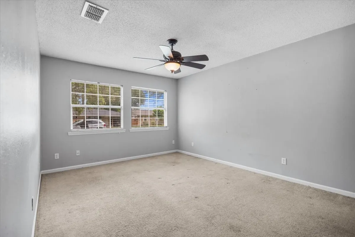 Single Family Residence For Sale in Smith County , 407 York Street, Lindale, Texas 75771, 4 Bedroom, 2 Bathroom, Garage spaces, 1,425 Sqft, built in 1972, mls#21252804, Real Estate Agent in Lindale, Homes For Sale in Smith county, Homes For Sale in Lindale, Realtor in Lindale Texas, Real Estate Brokerage Independent Realty Texas, Luminita Cordes Realtor