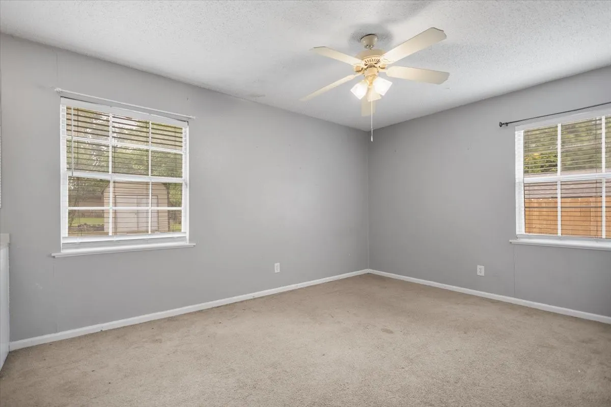Single Family Residence For Sale in Smith County , 407 York Street, Lindale, Texas 75771, 4 Bedroom, 2 Bathroom, Garage spaces, 1,425 Sqft, built in 1972, mls#21252804, Real Estate Agent in Lindale, Homes For Sale in Smith county, Homes For Sale in Lindale, Realtor in Lindale Texas, Real Estate Brokerage Independent Realty Texas, Luminita Cordes Realtor