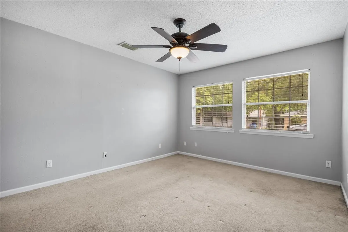 Single Family Residence For Sale in Smith County , 407 York Street, Lindale, Texas 75771, 4 Bedroom, 2 Bathroom, Garage spaces, 1,425 Sqft, built in 1972, mls#21252804, Real Estate Agent in Lindale, Homes For Sale in Smith county, Homes For Sale in Lindale, Realtor in Lindale Texas, Real Estate Brokerage Independent Realty Texas, Luminita Cordes Realtor