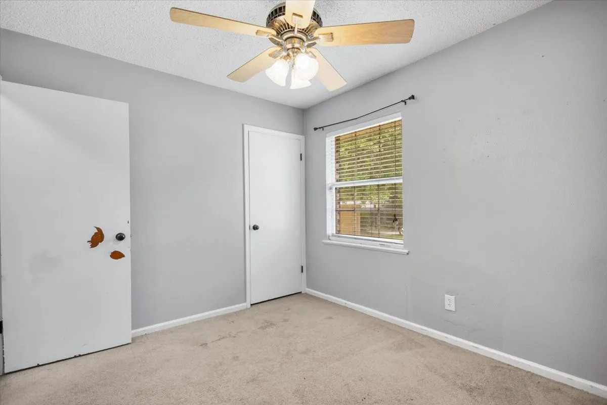 Single Family Residence For Sale in Smith County , 407 York Street, Lindale, Texas 75771, 4 Bedroom, 2 Bathroom, Garage spaces, 1,425 Sqft, built in 1972, mls#21252804, Real Estate Agent in Lindale, Homes For Sale in Smith county, Homes For Sale in Lindale, Realtor in Lindale Texas, Real Estate Brokerage Independent Realty Texas, Luminita Cordes Realtor