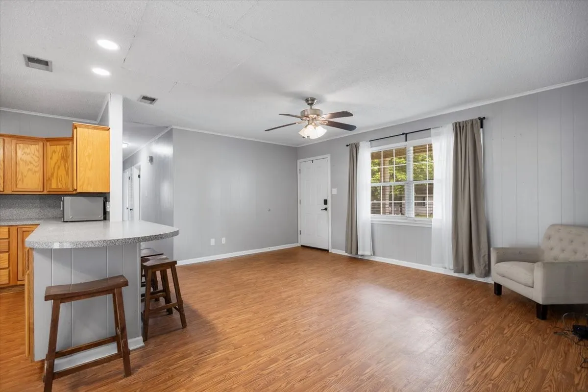 Single Family Residence For Sale in Smith County , 407 York Street, Lindale, Texas 75771, 4 Bedroom, 2 Bathroom, Garage spaces, 1,425 Sqft, built in 1972, mls#21252804, Real Estate Agent in Lindale, Homes For Sale in Smith county, Homes For Sale in Lindale, Realtor in Lindale Texas, Real Estate Brokerage Independent Realty Texas, Luminita Cordes Realtor