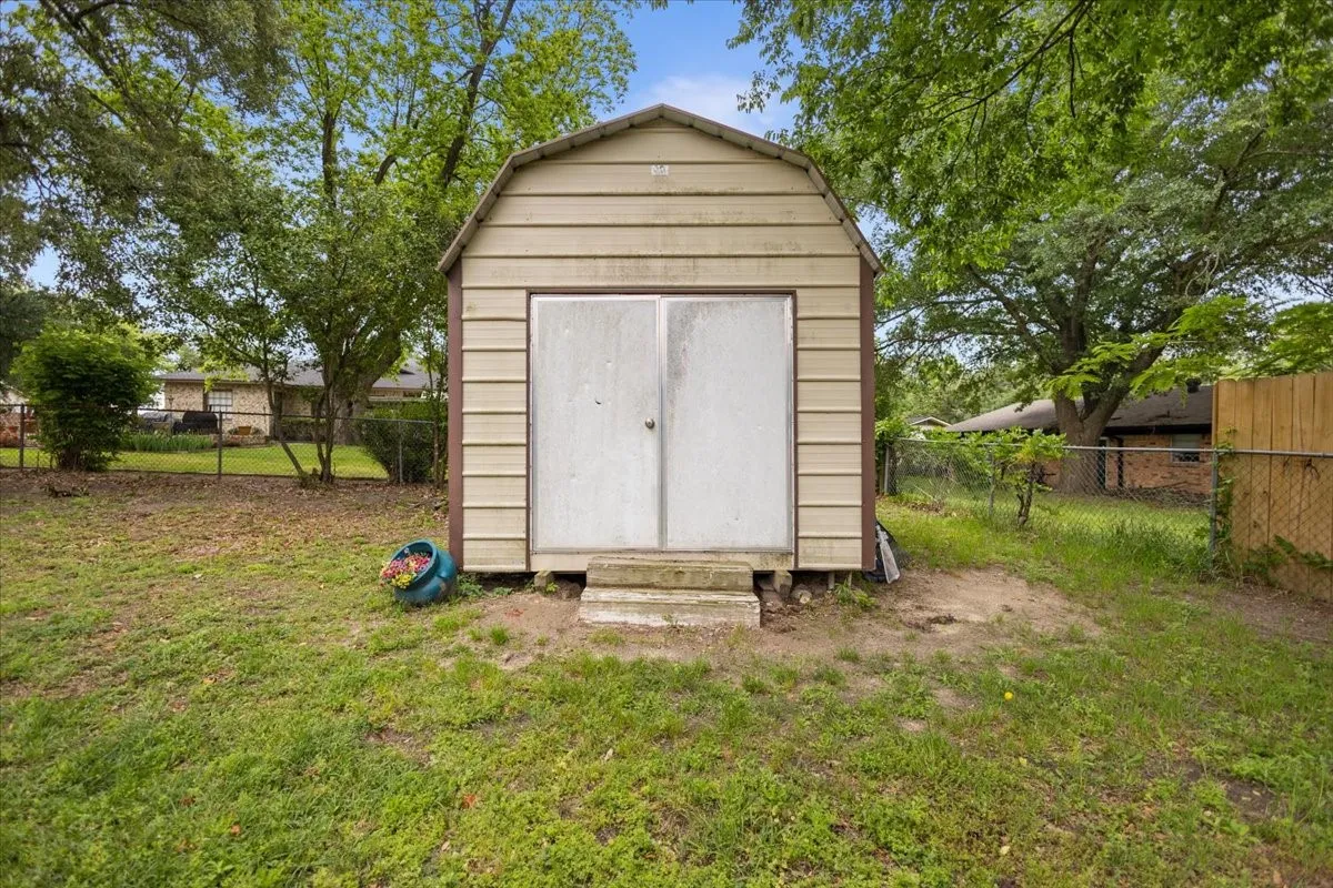 Single Family Residence For Sale in Smith County , 407 York Street, Lindale, Texas 75771, 4 Bedroom, 2 Bathroom, Garage spaces, 1,425 Sqft, built in 1972, mls#21252804, Real Estate Agent in Lindale, Homes For Sale in Smith county, Homes For Sale in Lindale, Realtor in Lindale Texas, Real Estate Brokerage Independent Realty Texas, Luminita Cordes Realtor