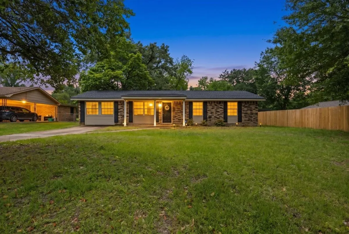 Single Family Residence For Sale in Smith County , 407 York Street, Lindale, Texas 75771, 4 Bedroom, 2 Bathroom, Garage spaces, 1,425 Sqft, built in 1972, mls#21252804, Real Estate Agent in Lindale, Homes For Sale in Smith county, Homes For Sale in Lindale, Realtor in Lindale Texas, Real Estate Brokerage Independent Realty Texas, Luminita Cordes Realtor