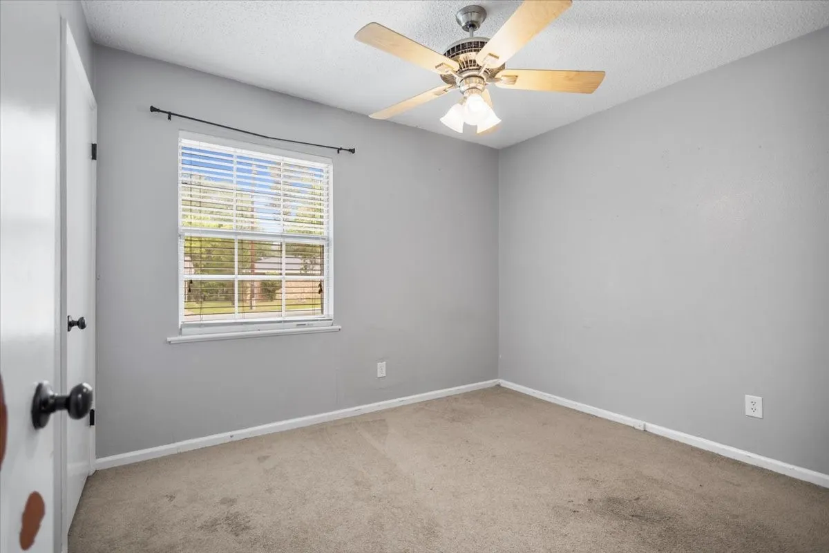 Single Family Residence For Sale in Smith County , 407 York Street, Lindale, Texas 75771, 4 Bedroom, 2 Bathroom, Garage spaces, 1,425 Sqft, built in 1972, mls#21252804, Real Estate Agent in Lindale, Homes For Sale in Smith county, Homes For Sale in Lindale, Realtor in Lindale Texas, Real Estate Brokerage Independent Realty Texas, Luminita Cordes Realtor
