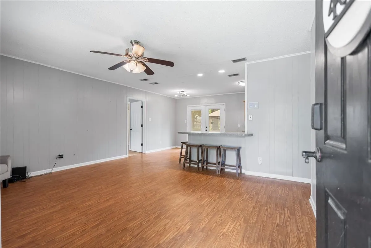 Single Family Residence For Sale in Smith County , 407 York Street, Lindale, Texas 75771, 4 Bedroom, 2 Bathroom, Garage spaces, 1,425 Sqft, built in 1972, mls#21252804, Real Estate Agent in Lindale, Homes For Sale in Smith county, Homes For Sale in Lindale, Realtor in Lindale Texas, Real Estate Brokerage Independent Realty Texas, Luminita Cordes Realtor