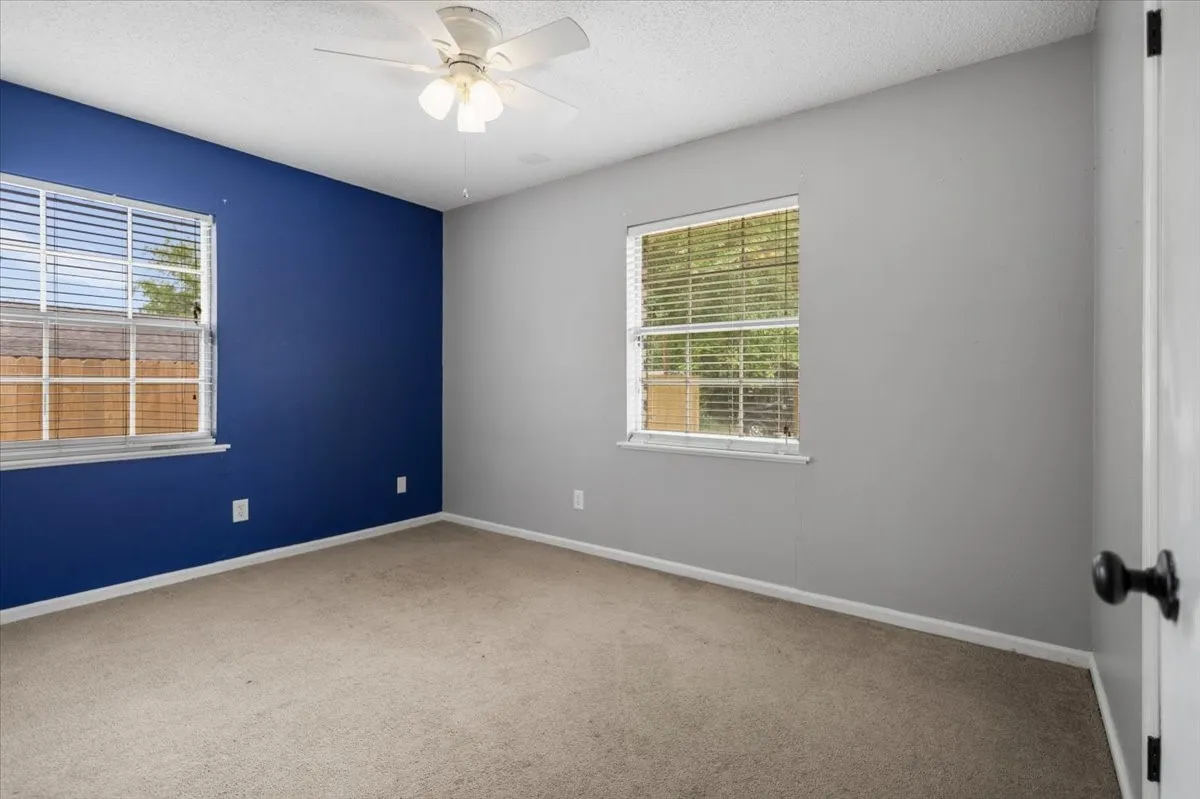 Single Family Residence For Sale in Smith County , 407 York Street, Lindale, Texas 75771, 4 Bedroom, 2 Bathroom, Garage spaces, 1,425 Sqft, built in 1972, mls#21252804, Real Estate Agent in Lindale, Homes For Sale in Smith county, Homes For Sale in Lindale, Realtor in Lindale Texas, Real Estate Brokerage Independent Realty Texas, Luminita Cordes Realtor