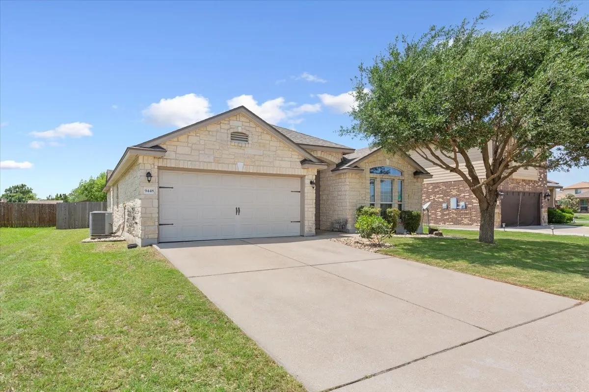 Single Family Residence For Sale in Mc Lennan County , 9448 Centennial Drive, Waco, Texas 76708, 3 Bedroom, 2 Bathroom, 2 Garage spaces, 1,844 Sqft, built in 2014, mls#21213429, Real Estate Agent in Waco, Homes For Sale in Mc Lennan county, Homes For Sale in Waco, Realtor in Waco Texas, Real Estate Brokerage Independent Realty Texas, Luminita Cordes Realtor