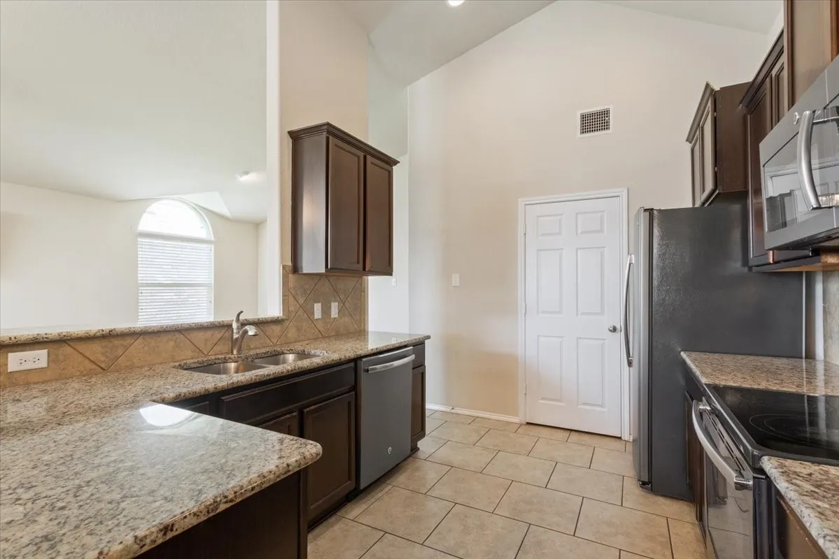 Single Family Residence For Sale in Mc Lennan County , 9448 Centennial Drive, Waco, Texas 76708, 3 Bedroom, 2 Bathroom, 2 Garage spaces, 1,844 Sqft, built in 2014, mls#21213429, Real Estate Agent in Waco, Homes For Sale in Mc Lennan county, Homes For Sale in Waco, Realtor in Waco Texas, Real Estate Brokerage Independent Realty Texas, Luminita Cordes Realtor