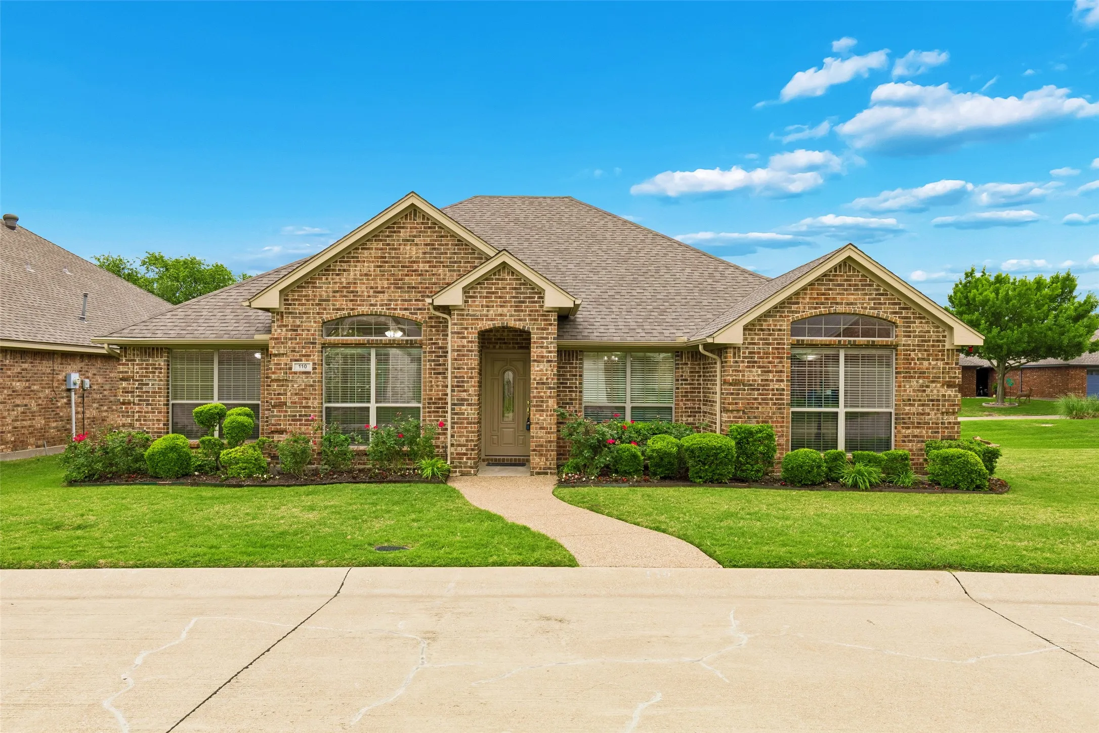 Single Family Residence For Sale in Dallas County , 110 Crestway Drive 29, Cedar Hill, Texas 75104, 3 Bedroom, 3 Bathroom, 2 Garage spaces, 2,286 Sqft, built in 2006, mls#21252172, Real Estate Agent in Cedar Hill, Homes For Sale in Dallas county, Homes For Sale in Cedar Hill, Realtor in Cedar Hill Texas, Real Estate Brokerage Independent Realty Texas, Luminita Cordes Realtor