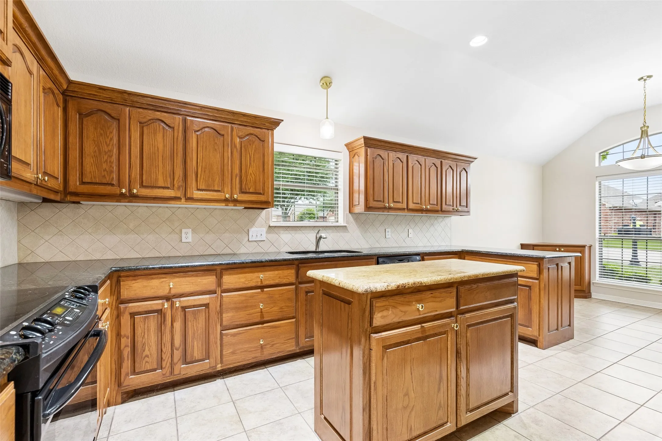 Single Family Residence For Sale in Dallas County , 110 Crestway Drive 29, Cedar Hill, Texas 75104, 3 Bedroom, 3 Bathroom, 2 Garage spaces, 2,286 Sqft, built in 2006, mls#21252172, Real Estate Agent in Cedar Hill, Homes For Sale in Dallas county, Homes For Sale in Cedar Hill, Realtor in Cedar Hill Texas, Real Estate Brokerage Independent Realty Texas, Luminita Cordes Realtor