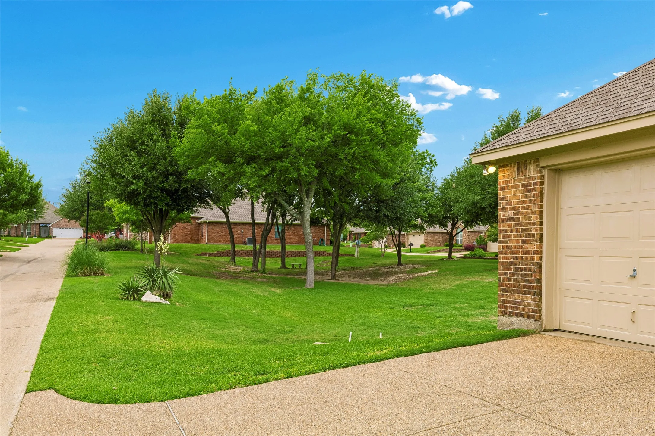 Single Family Residence For Sale in Dallas County , 110 Crestway Drive 29, Cedar Hill, Texas 75104, 3 Bedroom, 3 Bathroom, 2 Garage spaces, 2,286 Sqft, built in 2006, mls#21252172, Real Estate Agent in Cedar Hill, Homes For Sale in Dallas county, Homes For Sale in Cedar Hill, Realtor in Cedar Hill Texas, Real Estate Brokerage Independent Realty Texas, Luminita Cordes Realtor